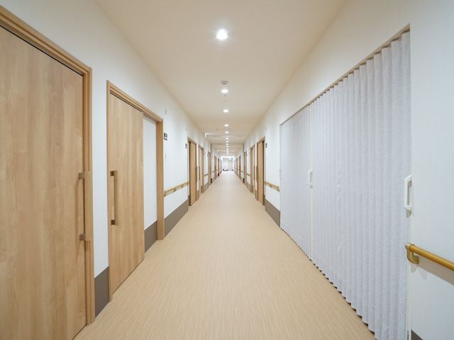 きれいな廊下の一部 廊下 温かみのある色合いでまとめられた廊下には、手すりが整備されており、安心して歩行ができるよう工夫されています。