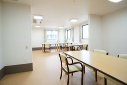 明るい食堂の全景