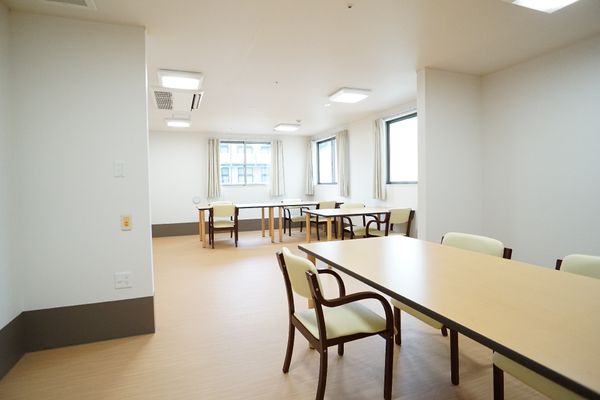 明るい食堂の全景