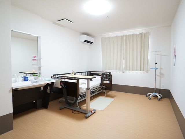 清潔な居室の一角 居室 ゆとりのある空間の居室です。必要な設備が整い、安心して日々を過ごせる環境が整っています。