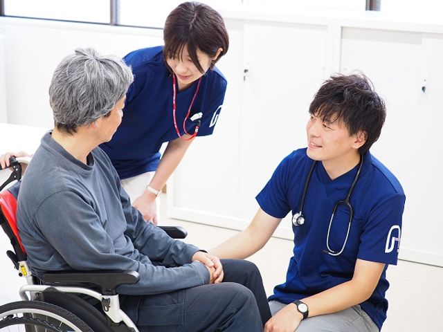 スタッフと利用者の対話 あたたかみのある対話を交わしており、安心して働ける環境がここにはあります。スタッフ間も協力し合う風景が見受けられます。