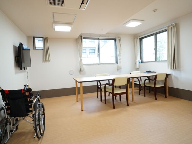 明るいリビング空間 ダイニング 広々とした明るいリビングでのひとときを、テレビを見ながら過ごすことができます。車椅子でもくつろげるゆとりのある配置が工夫されています。