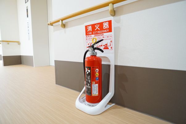 廊下に設置された消火器