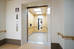 清潔感のあるエレベーター前
