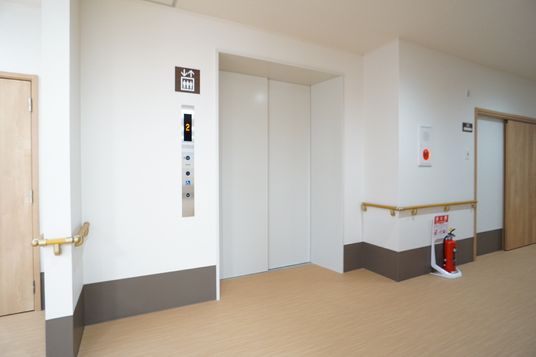 広々とした廊下のエレベーター