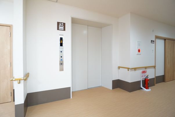 広々とした廊下のエレベーター