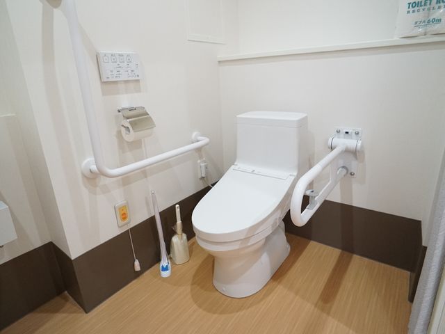 バリアフリートイレ設備 トイレ 手すり付きで安全に配慮された広々としたトイレです。利用者の自立を支援する設計で、快適にお使いいただけます。