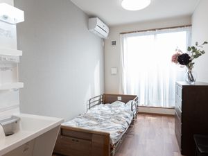 居室のベッドと家具