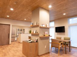 木目調の明るい応接スペース