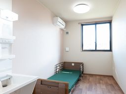 シンプルな居室の様子