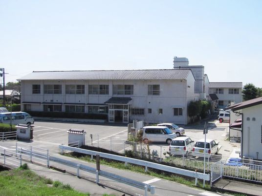 外観の建物と駐車場  