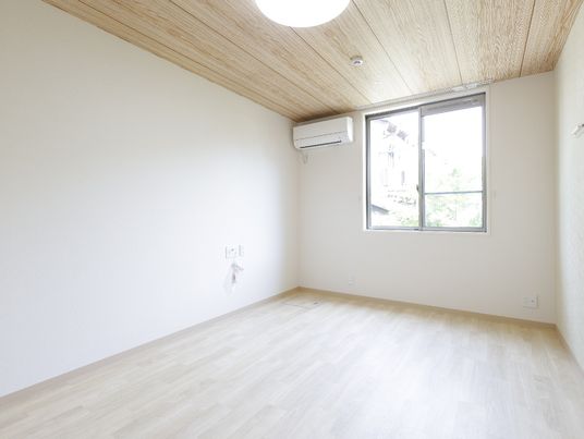 空と緑が見える明るい部屋