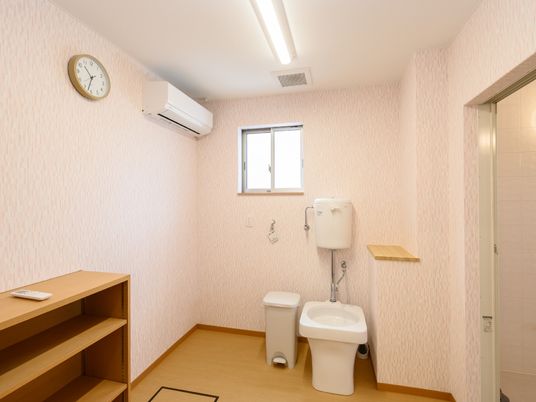 明るい和室のトイレ