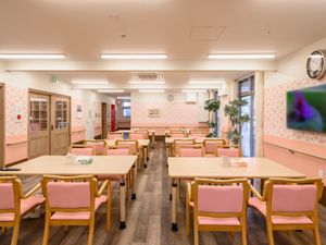 暖色系の食堂空間