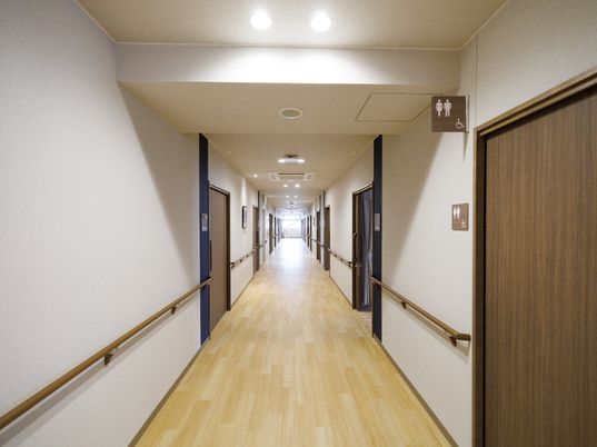 清潔感のある長い廊下
