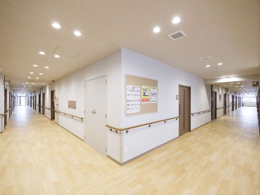 明るく広々とした廊下