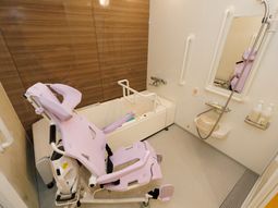 バリアフリー設計の浴室