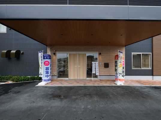 施設エントランス外観