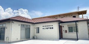 白い建物の外観