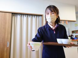 介護職員がお茶を提供