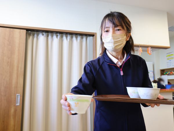 介護職員がお茶を提供