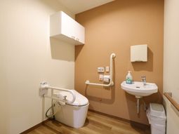 バリアフリーのトイレ空間