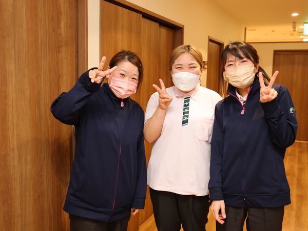 笑顔のスタッフ3名廊下にて