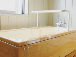 明るい木目調の浴室