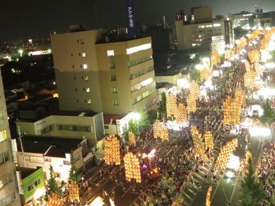 夜間の祭りの風景