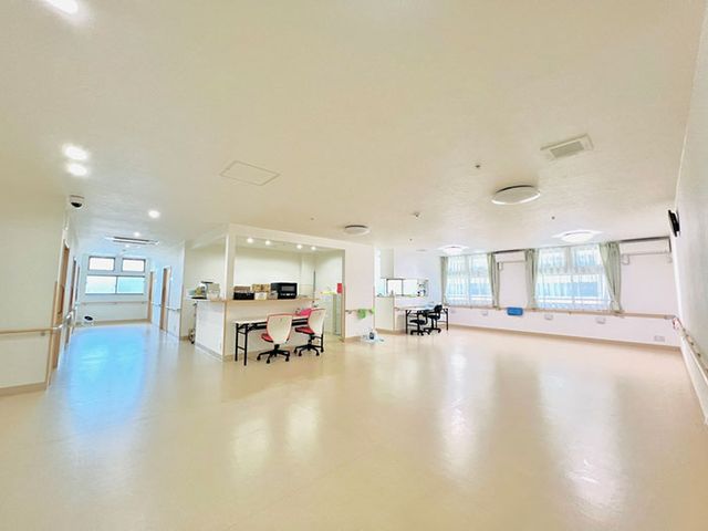 広々としたラウンジ ラウンジ 自然光が差し込む明るい室内です。リラックスした時間を過ごせる広い空間が魅力です。