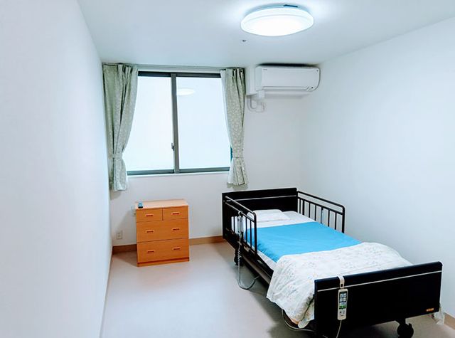 明るい居室 居室 個室は自然光が差し込む設計となっており、快適な居住環境を提供します。