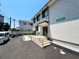 白い建物のエントランス