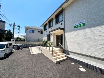 白い建物のエントランス