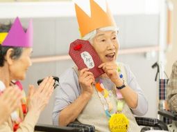 活動中の笑顔の人々