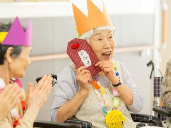活動中の笑顔の人々