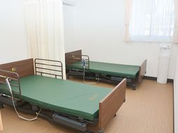 清潔な居室のベッド