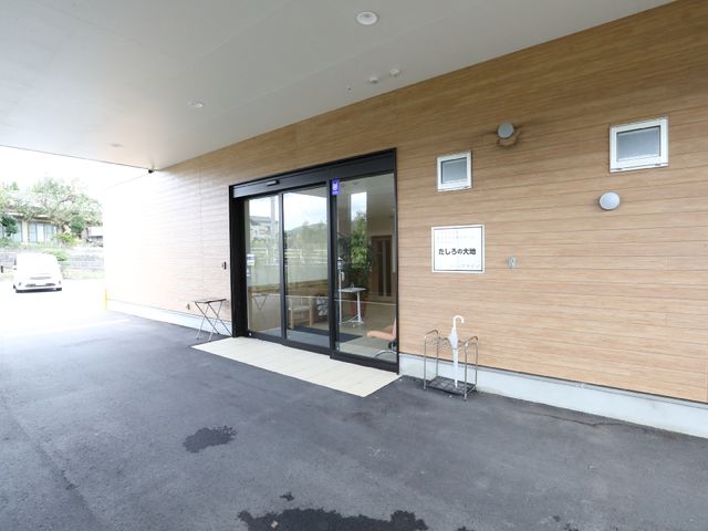 エントランス正面 エントランス 広々としたエントランスは、バリアフリー設計で安心して出入りいただけます。周囲は明るく開放的な雰囲気が感じられるため、気持ちも新たに就業できそうです。
