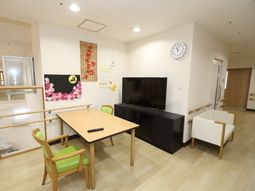 共用リビングの明るい空間