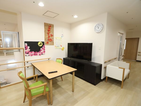 共用リビングの明るい空間
