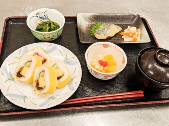 和風の盛り付け食事セット 食事例 彩り豊かな和食メニューが盛り付けられており、見た目も楽しめる栄養バランスの整った食事を提供しています。