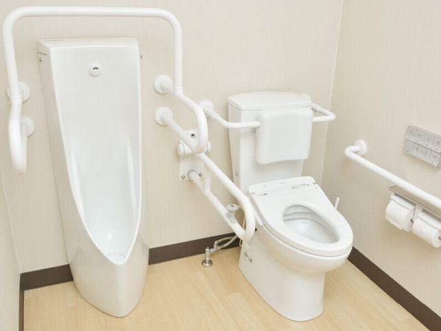 バリアフリートイレ トイレ 清潔感あふれるバリアフリー設計のトイレです。安全性を考慮した手すりが設置され、どなたも使いやすく配慮されています。