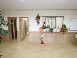 明るい廊下と受付カウンター