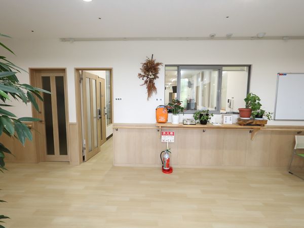 明るい廊下と受付カウンター