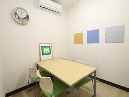 明るく清潔な会議室