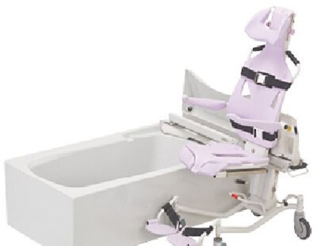 介護用浴槽とリフト 特殊浴 快適な浴槽と機能的なリフトを備えた清潔感のある浴室。利用者の安全と心地よさに配慮した設計です。