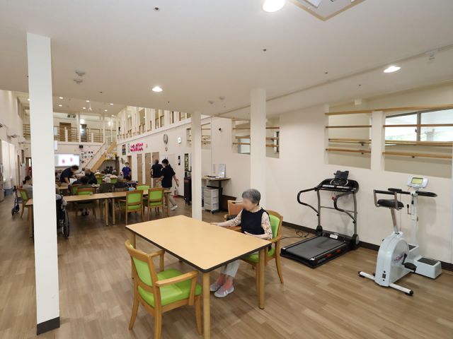 広々とした明るい多目的室 食堂 様々な活動が行われる広い空間です。明かり取り窓のある高い天井が、開放感を与えています。