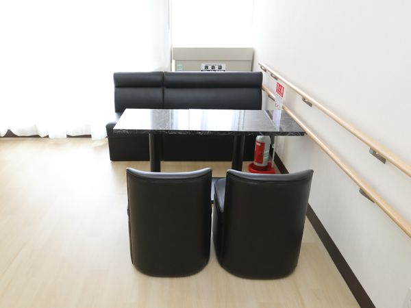 黒い椅子とテーブルのある部屋