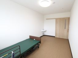 シンプルな居室の様子