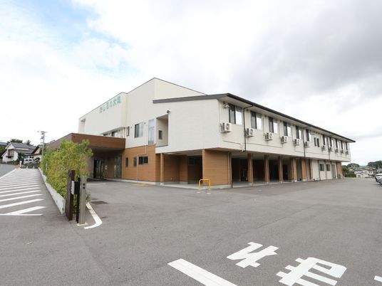 広々とした施設の外観