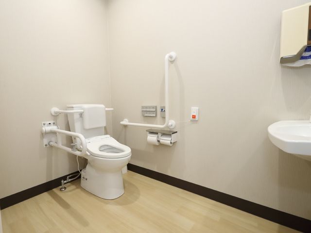 バリアフリーのトイレ設備 トイレ 手すり付きの清潔なトイレ空間です。利便性と安全を配慮した設計になっており、快適にお使いいただけます。